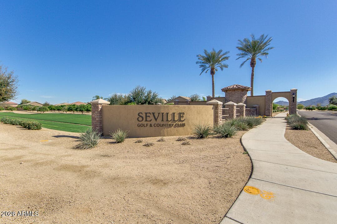 3306 E MEADOWVIEW Drive, Gilbert, AZ 85298 — photo 33 of 104
