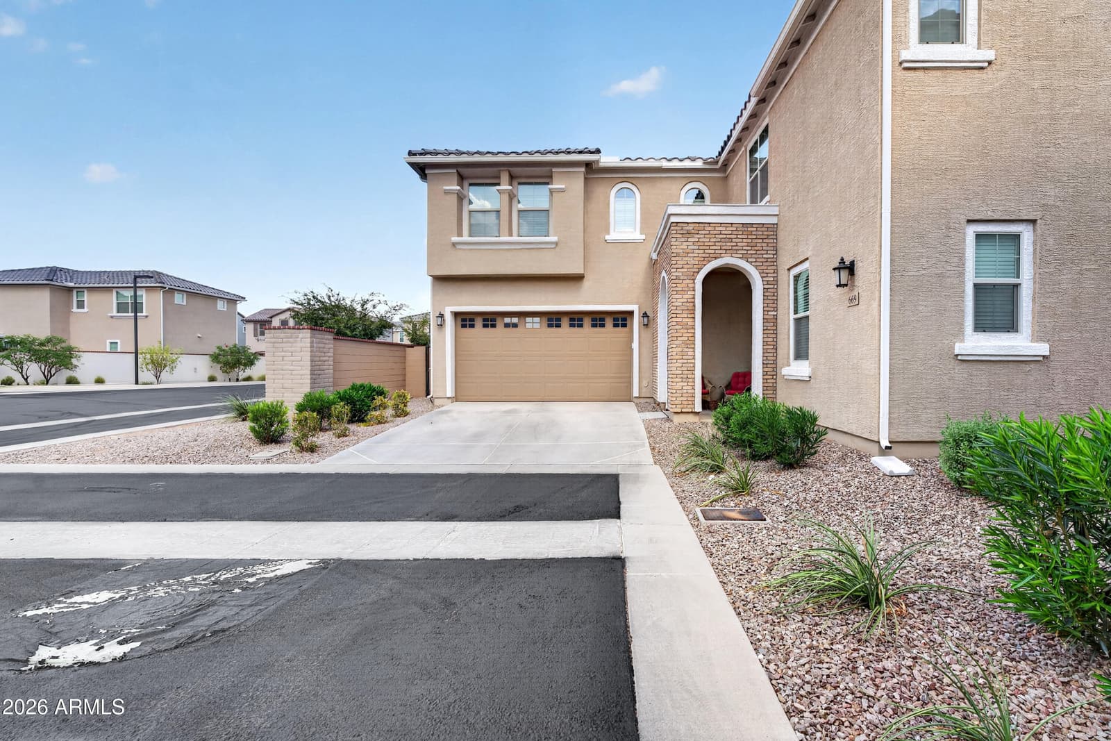 669 S SANDERS Drive, Gilbert, AZ 85296 — photo 4 of 54
