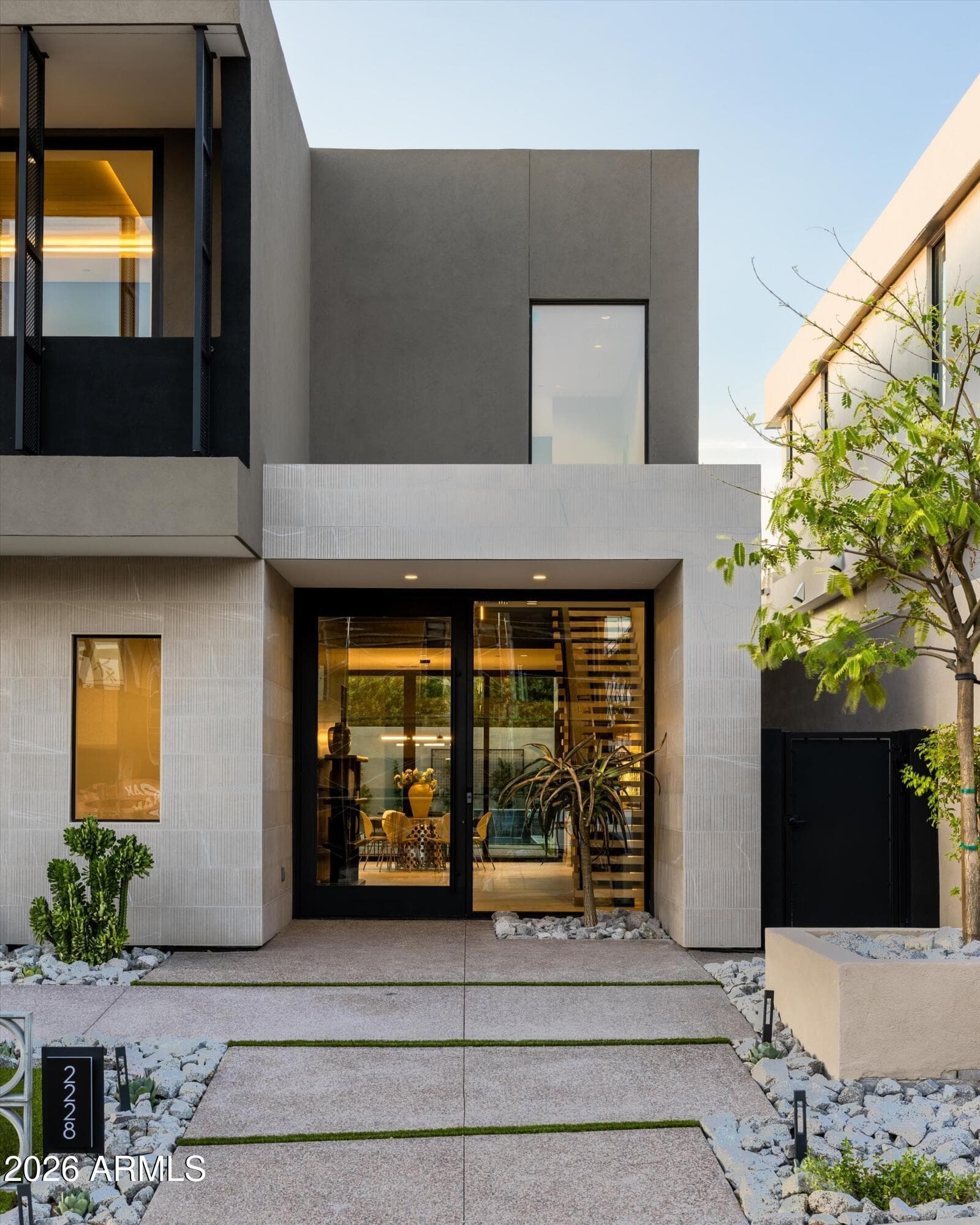 2228 E SOLAR Drive, Phoenix, AZ 85020 — photo 4 of 59
