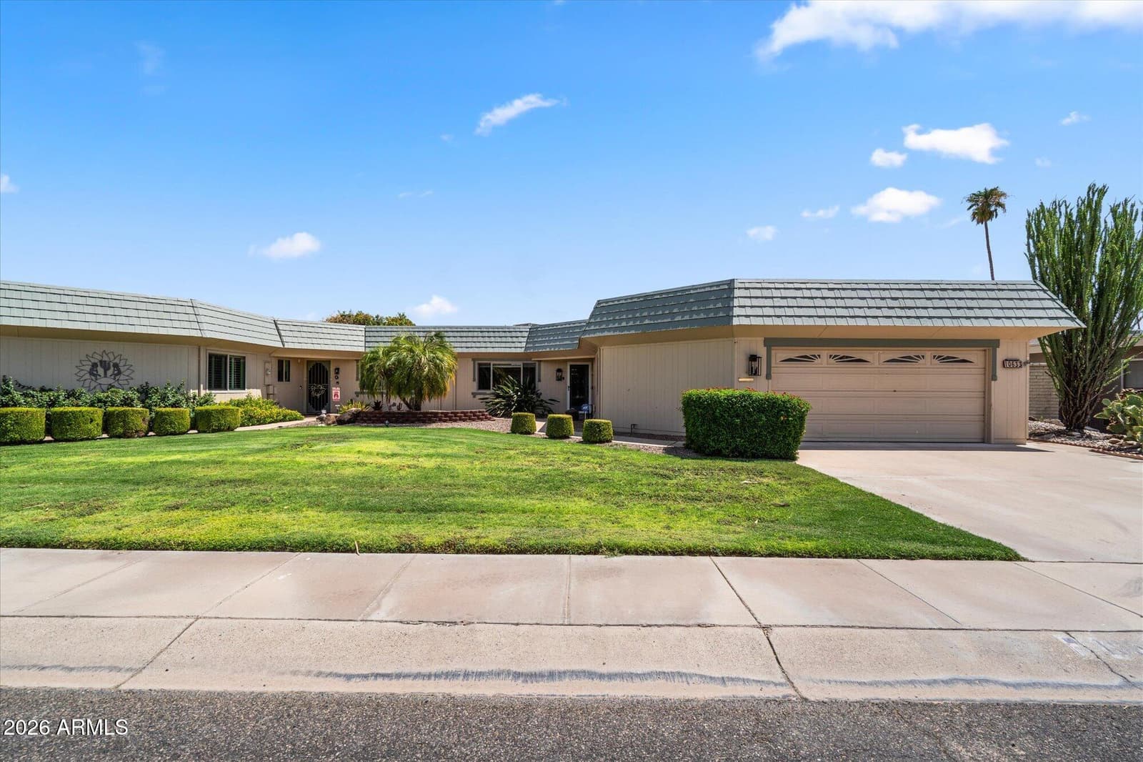 10633 W PINEAIRE Drive, Sun City, AZ 85351 — photo 6 of 40