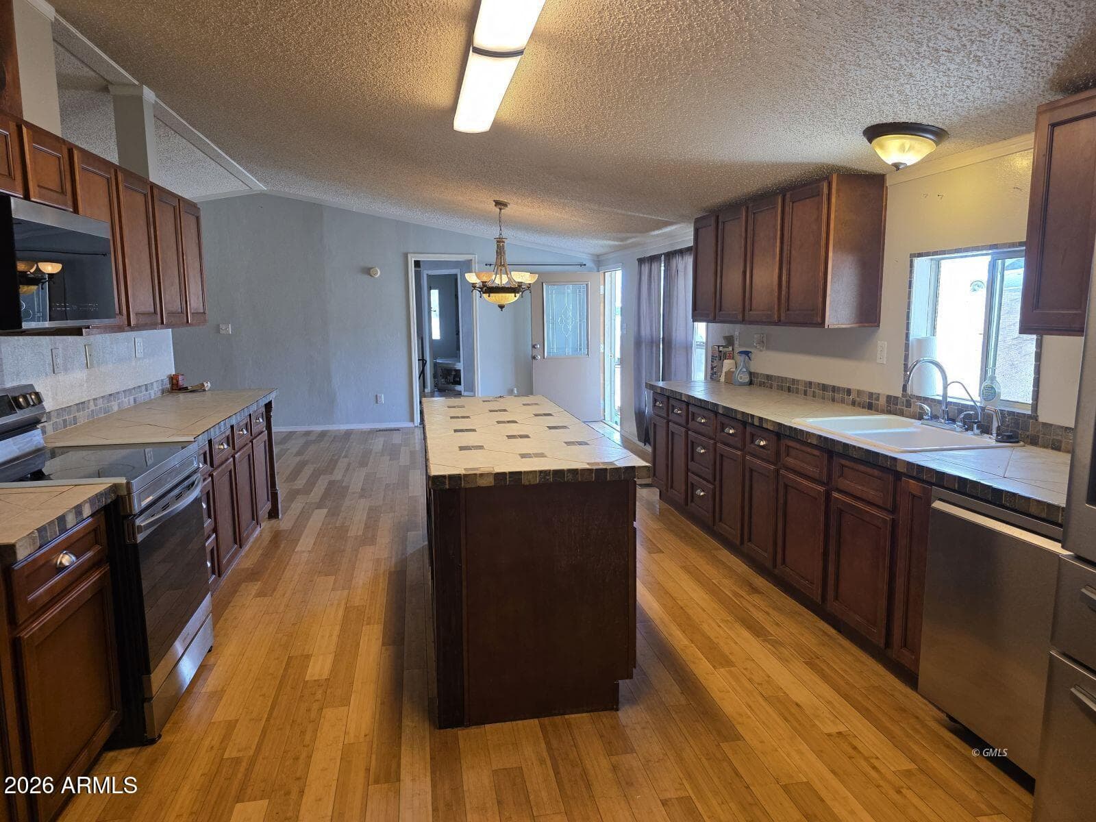 982 E SAGUARO Drive, Globe, AZ 85501 — photo 7 of 22