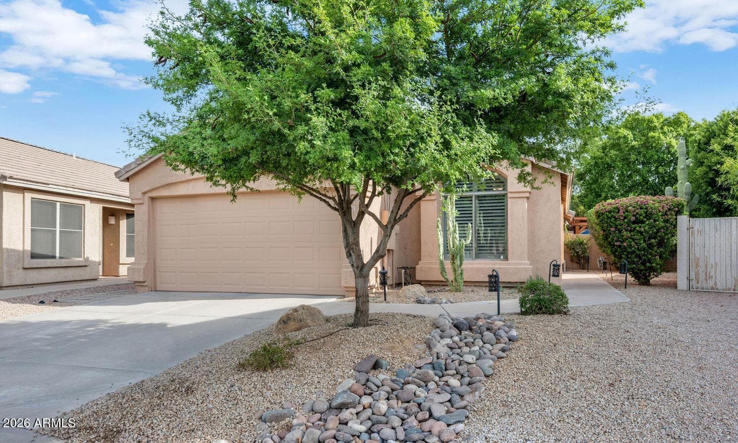 4834 E MOSSMAN Road, Phoenix, AZ 85054 — photo 5 of 44