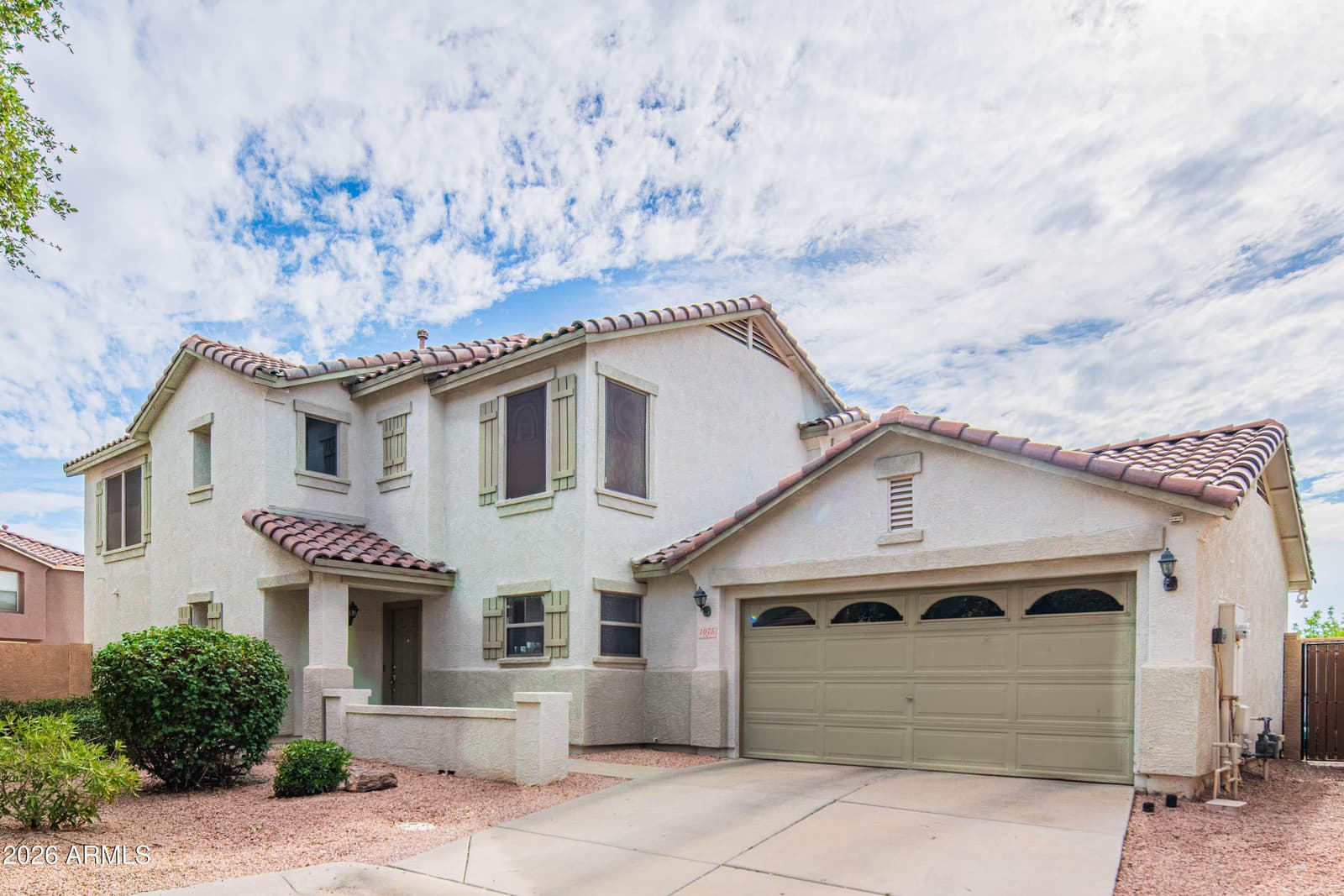 1075 E PARKVIEW Court, Gilbert, AZ 85295 — photo 2 of 37