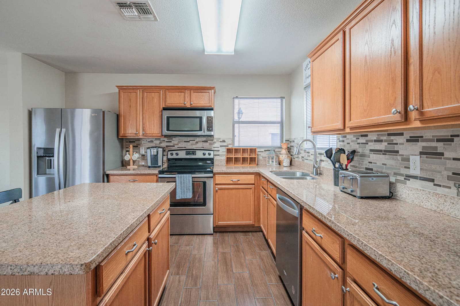 1075 E PARKVIEW Court, Gilbert, AZ 85295 — photo 4 of 37