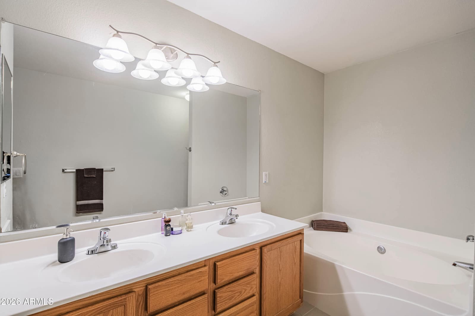 1075 E PARKVIEW Court, Gilbert, AZ 85295 — photo 14 of 37
