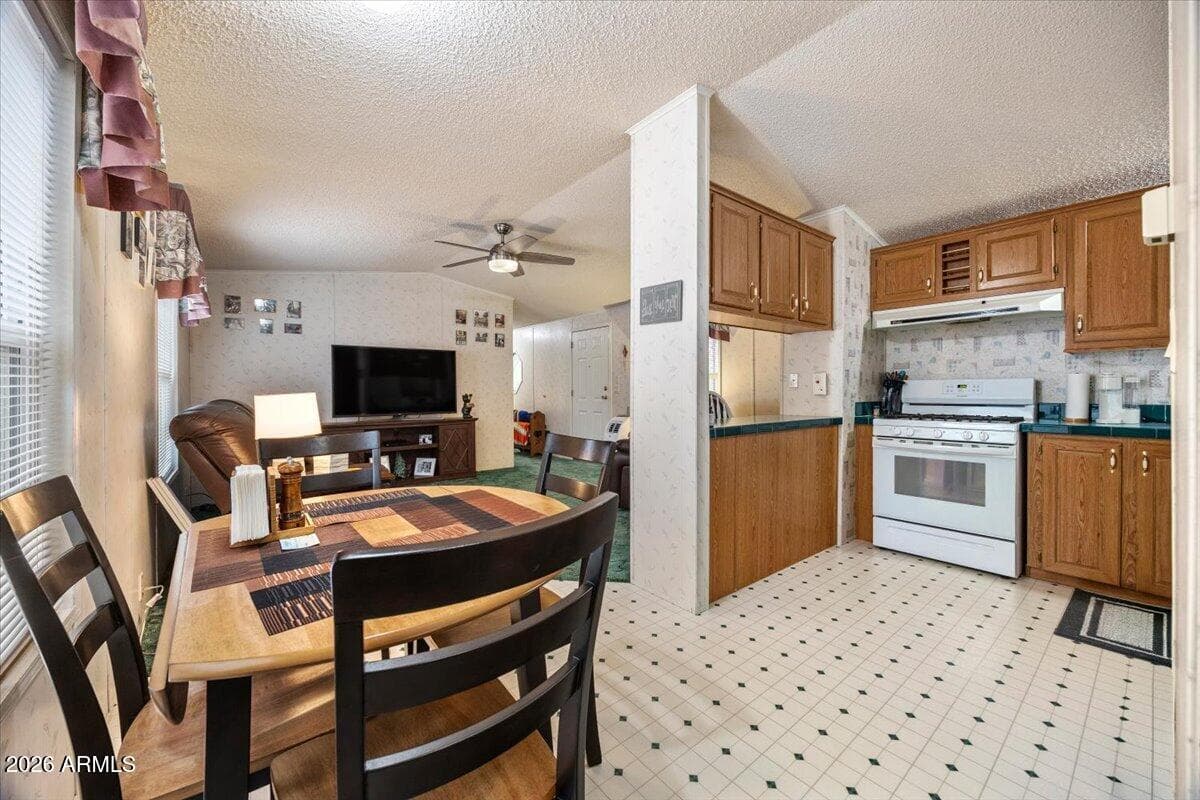 4079 Mark Twain Drive, Pinetop, AZ 85935 — photo 10 of 31
