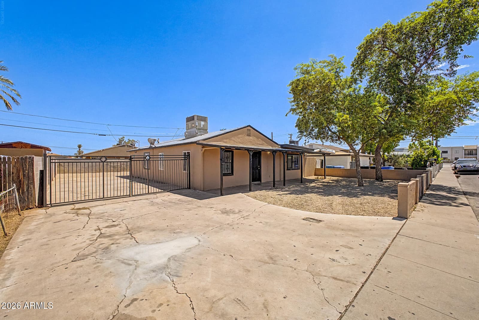 1621 N 37th Drive, Phoenix, AZ 85009 — photo 9 of 32