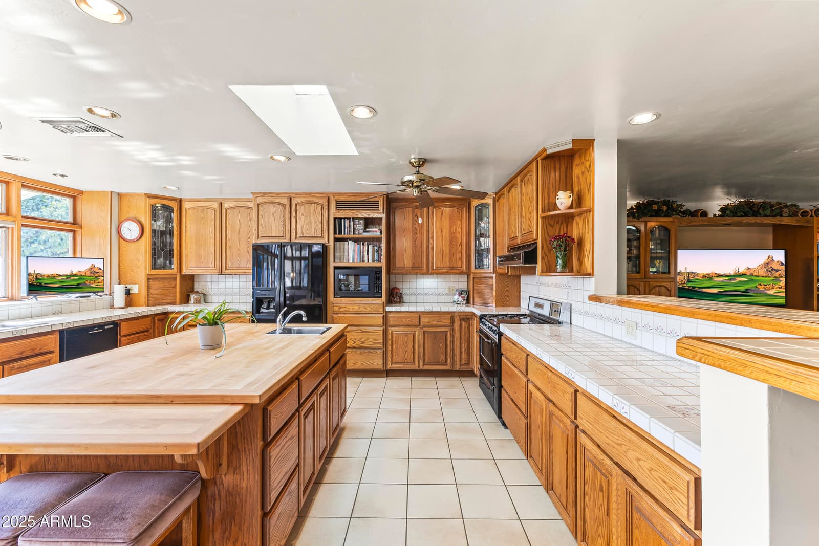 2047 W Cambridge Avenue, Phoenix, AZ 85009 — photo 7 of 54