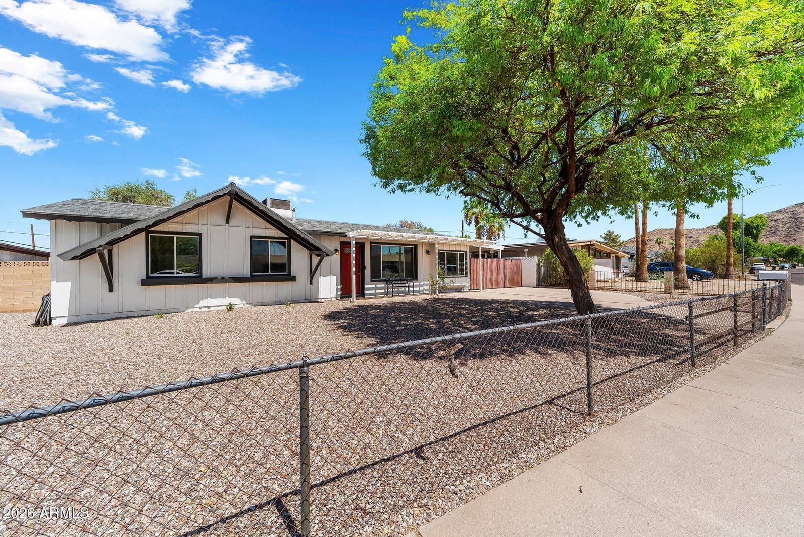 2240 W Paradise Drive, Phoenix, AZ 85029 — photo 4 of 41