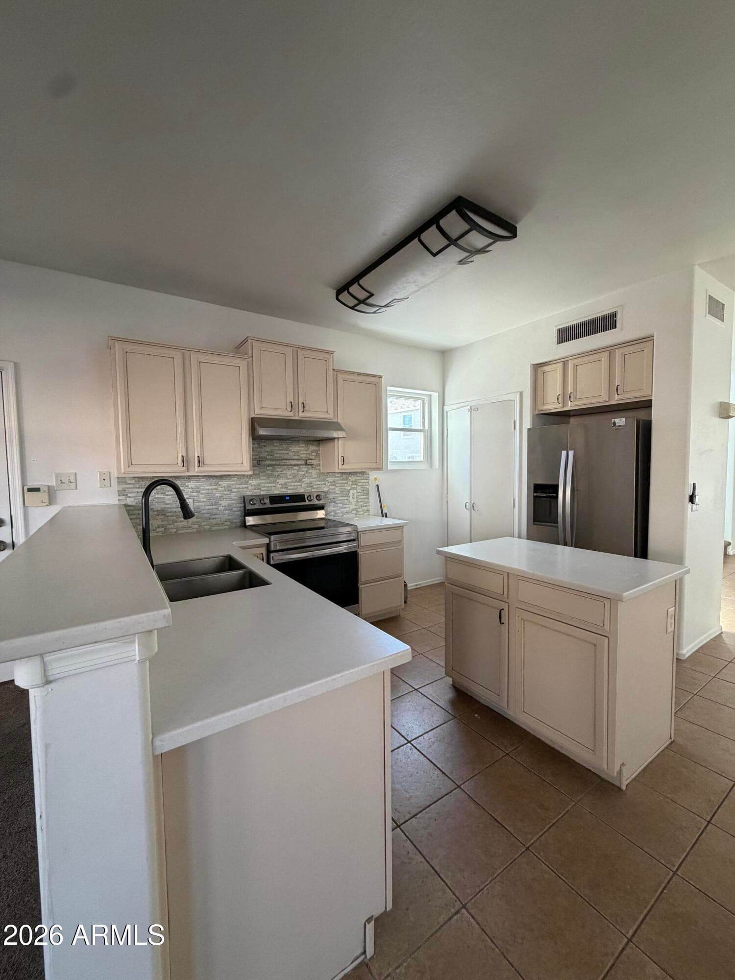 7245 S 41st Drive, Phoenix, AZ 85041 — photo 6 of 34