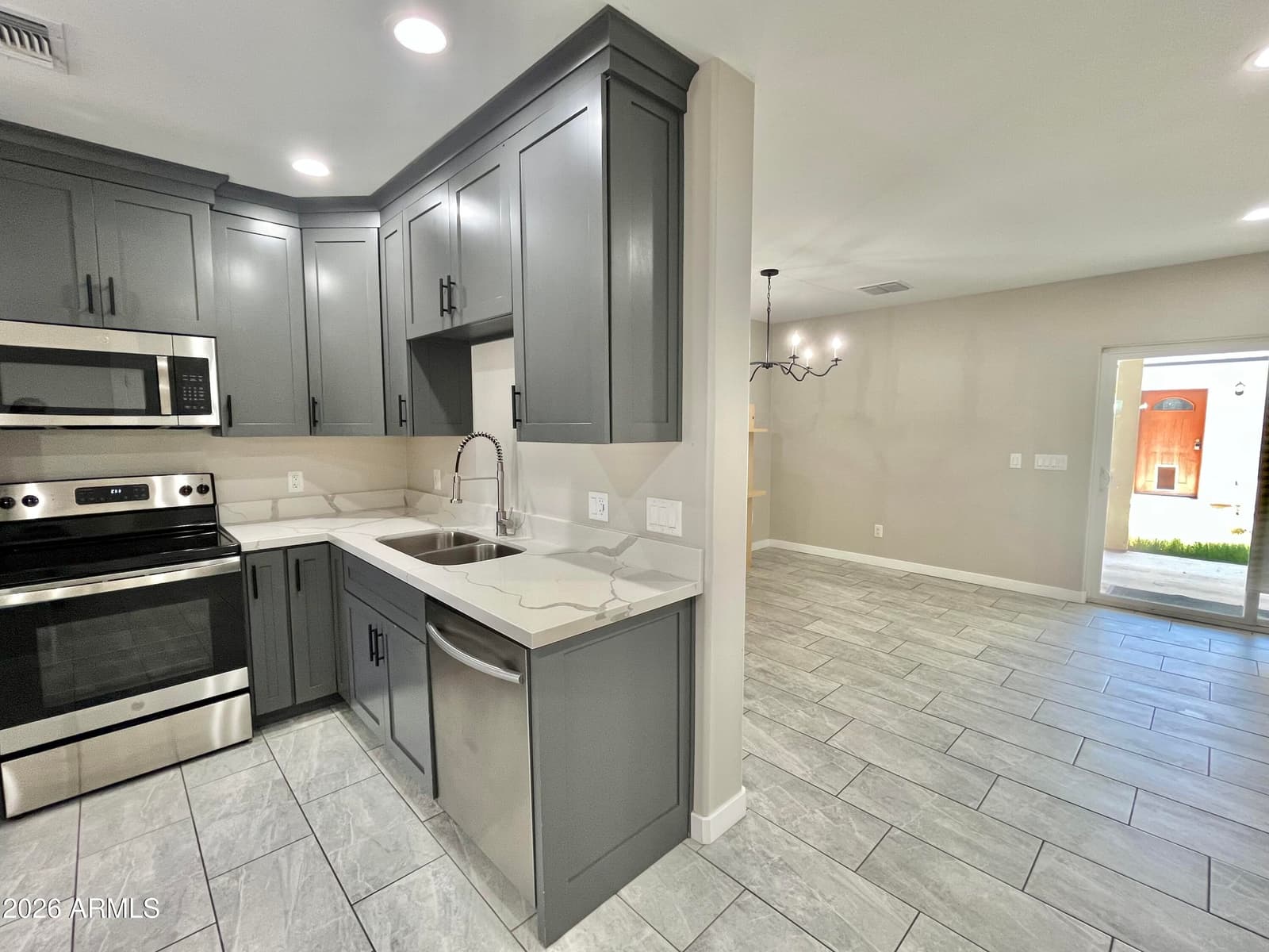 5211 N 8th Place, Phoenix, AZ 85014 — photo 7 of 39