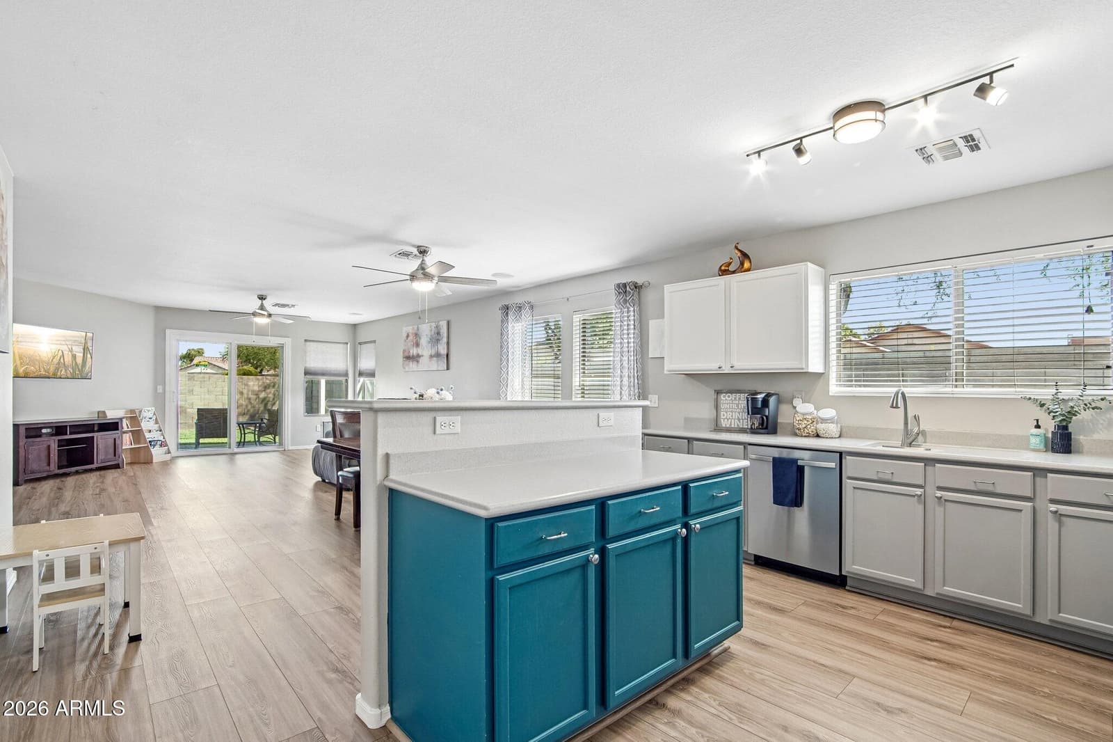 659 S Hazel Court, Gilbert, AZ 85296 — photo 10 of 39