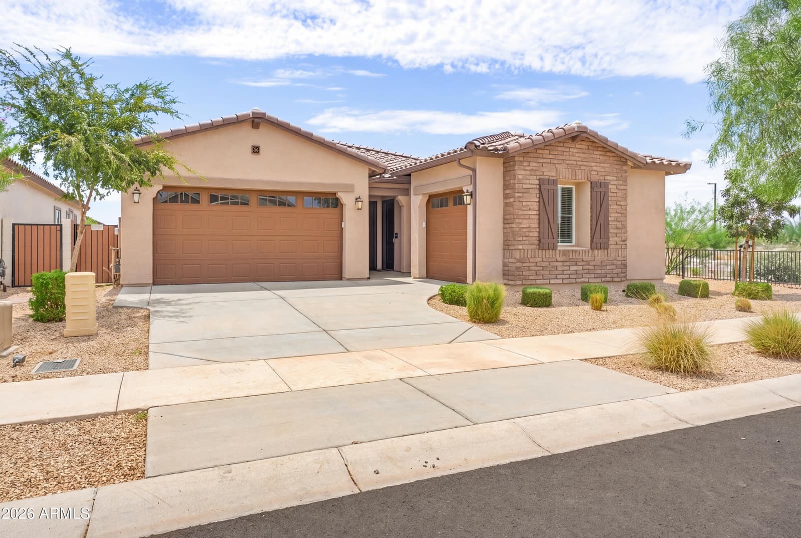 15053 W DESERT HOLLOW Drive, Surprise, AZ 85387