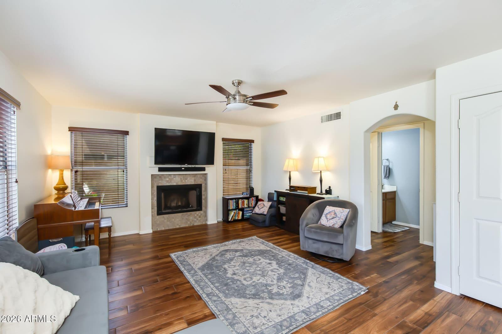 633 W Nopal Avenue, Mesa, AZ 85210 — photo 5 of 28