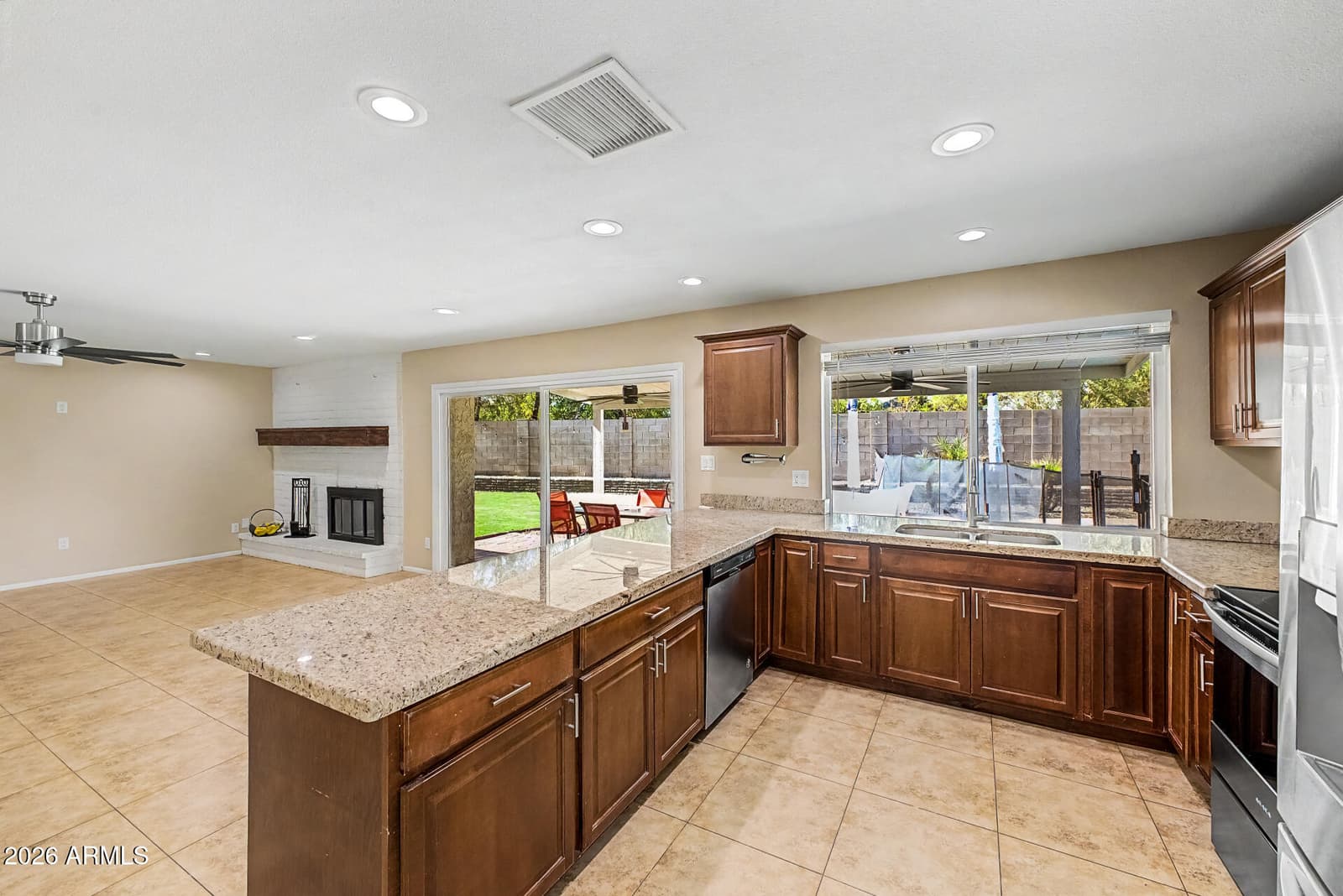 3118 W Woodridge Drive, Phoenix, AZ 85053 — photo 10 of 35