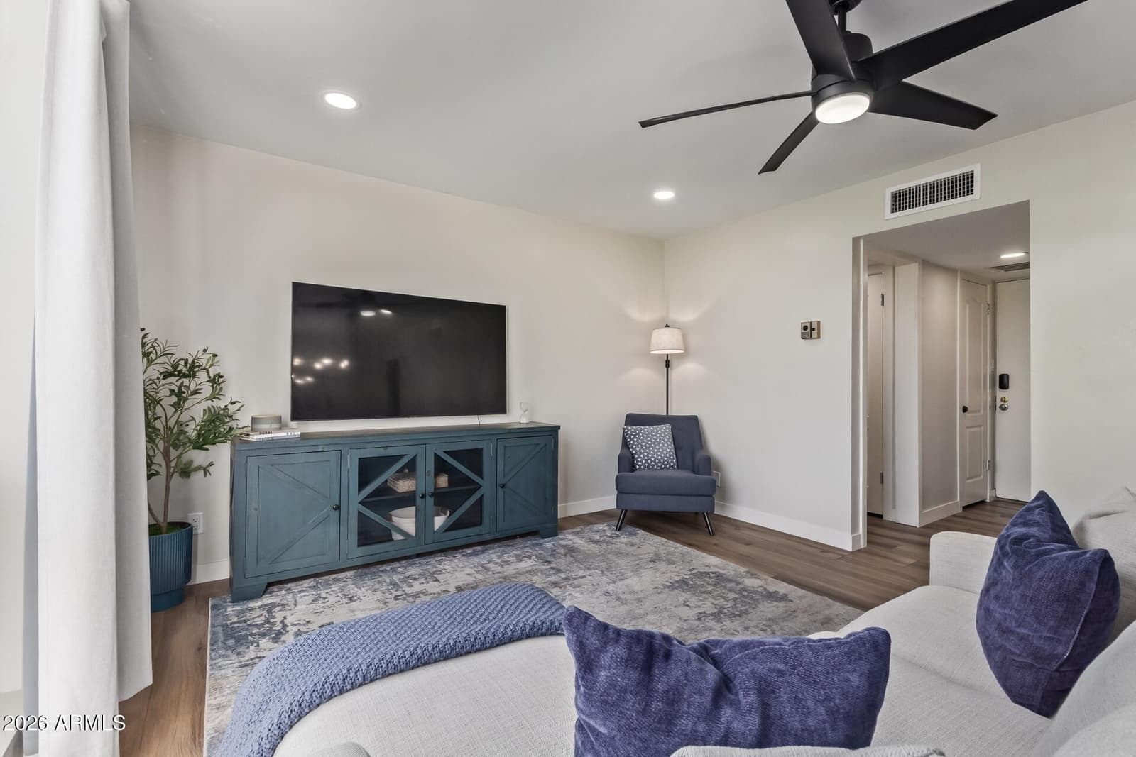 3242 E Camelback Road 106, Phoenix, AZ 85018 — photo 3 of 17