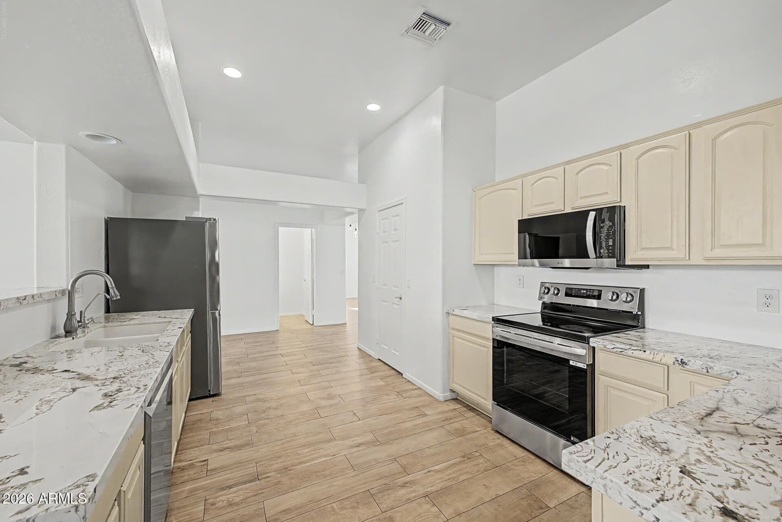 907 E Gary Lane, Phoenix, AZ 85042 — photo 13 of 46