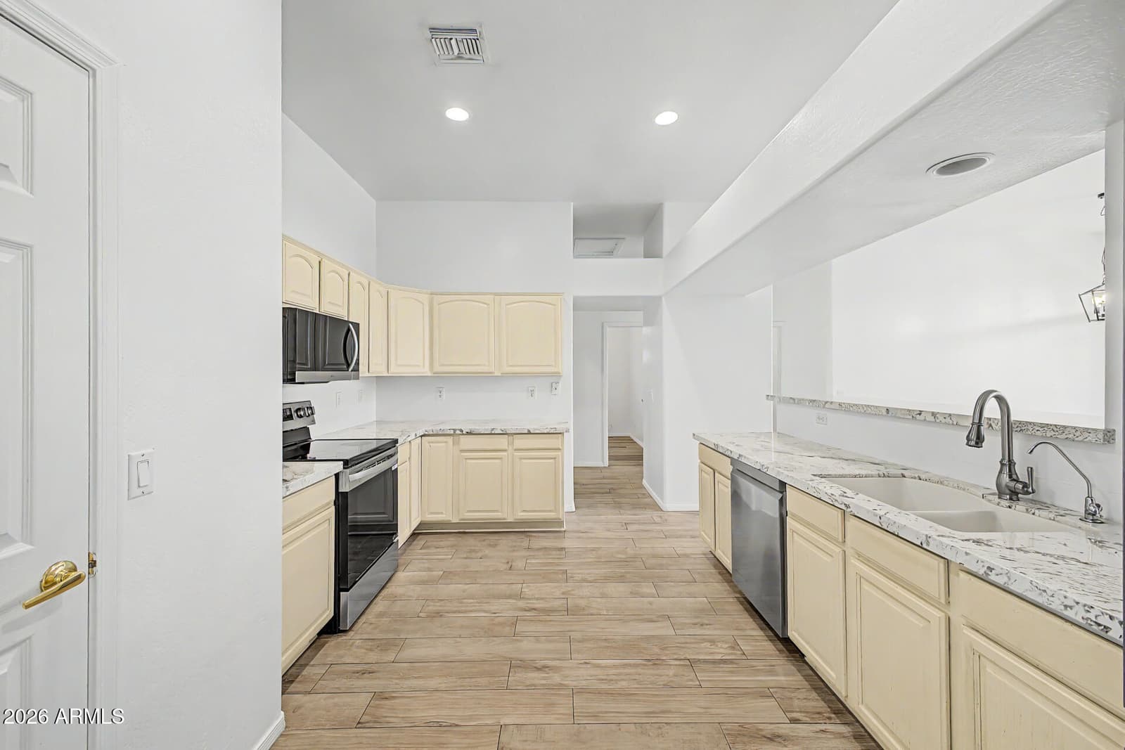 907 E Gary Lane, Phoenix, AZ 85042 — photo 14 of 46