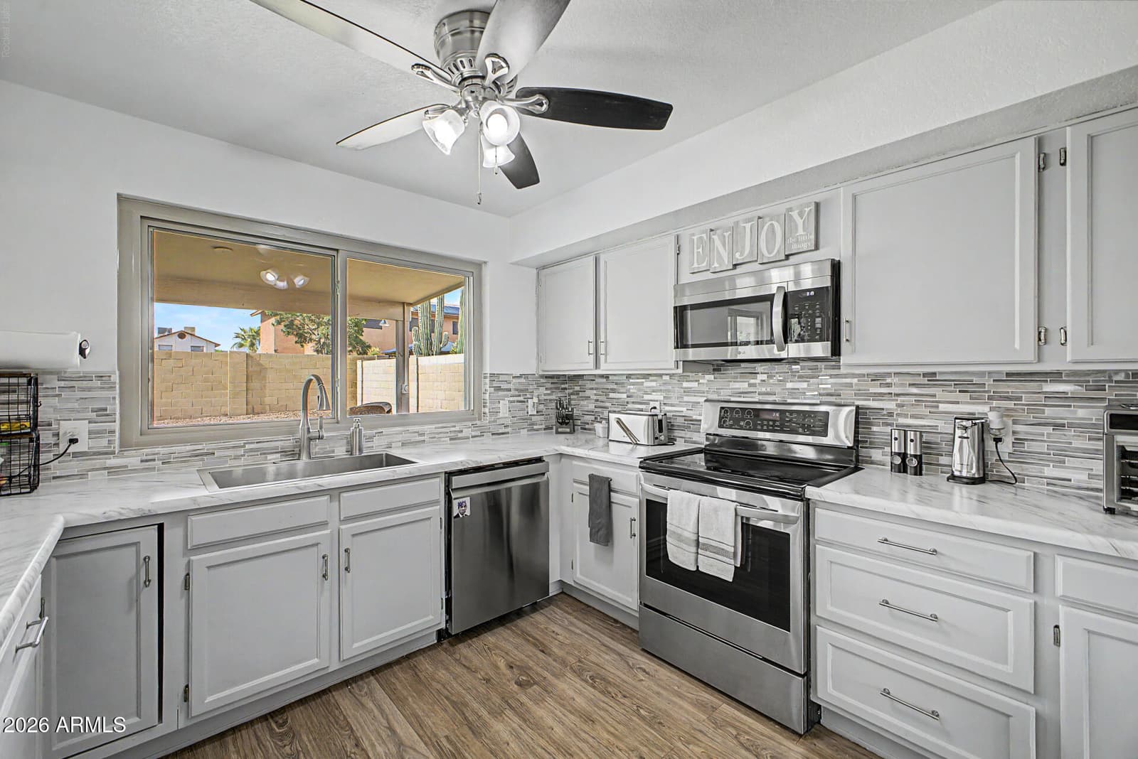 3926 W Mariposa Grande Lane, Glendale, AZ 85310 — photo 4 of 40