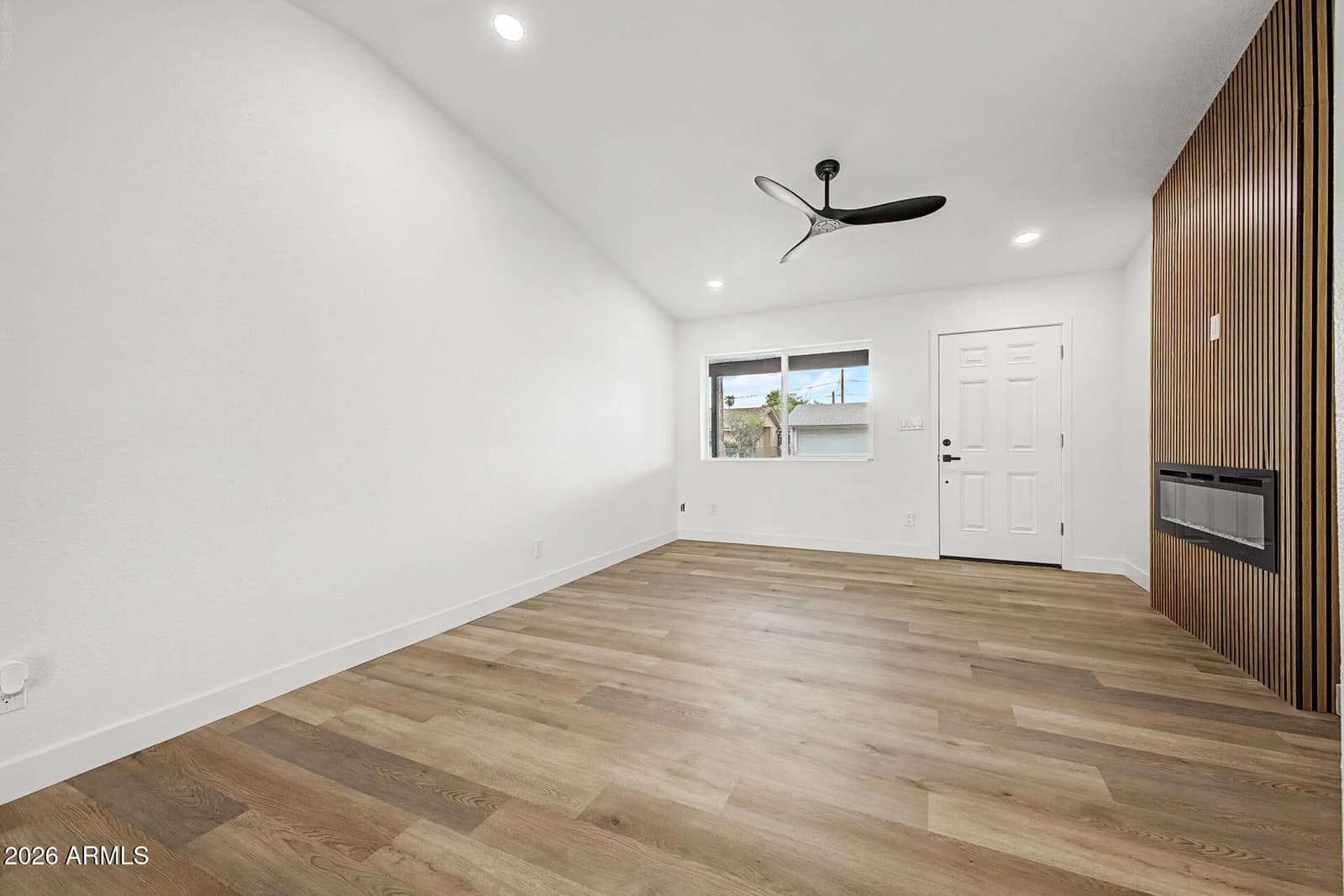 3909 W Griswold Road, Phoenix, AZ 85051 — photo 9 of 44