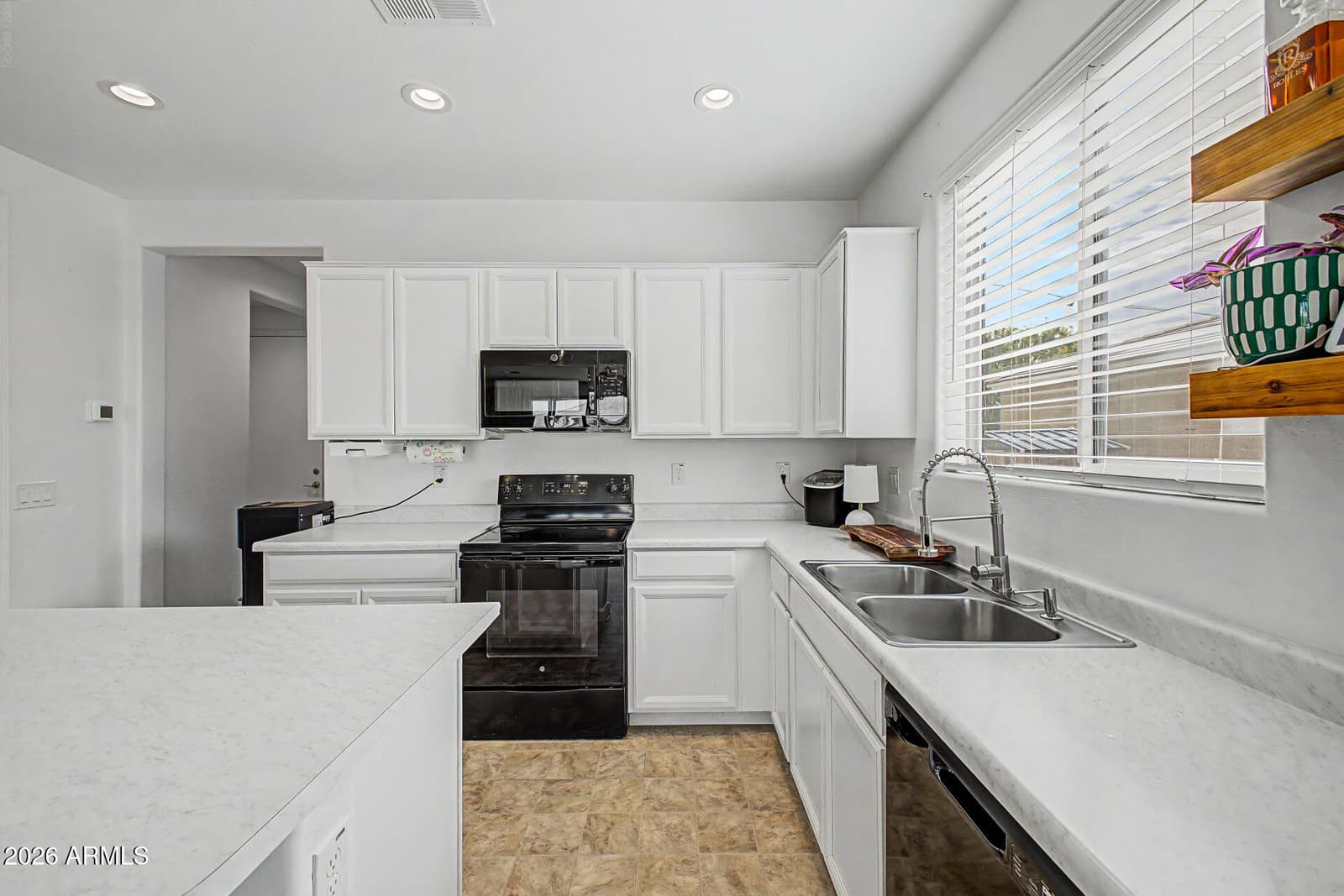 976 W Sullivan Avenue, Coolidge, AZ 85128 — photo 10 of 31