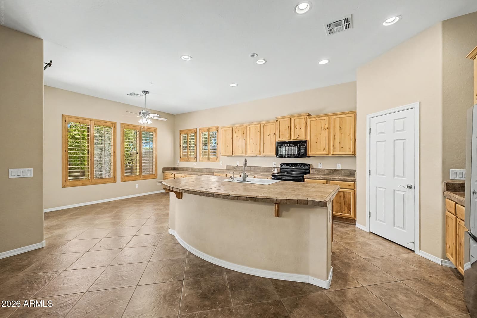 6587 S Martingale Road, Gilbert, AZ 85298 — photo 13 of 57
