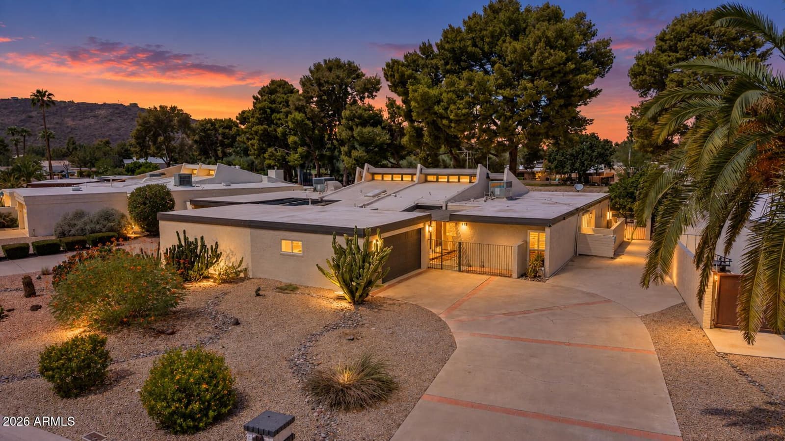 118 W Tam Oshanter Drive, Phoenix, AZ 85023 — photo 2 of 55