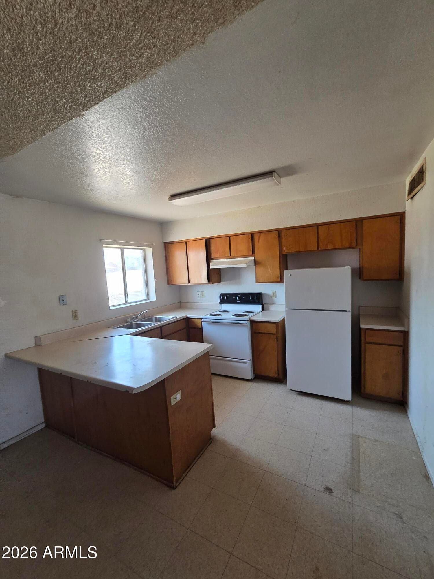3321 W Grovers Avenue, Phoenix, AZ 85053 — photo 4 of 14
