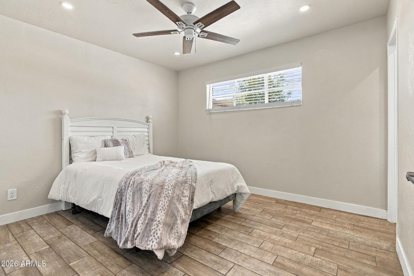 3112 N 37th Avenue, Phoenix, AZ 85019 — photo 4 of 33