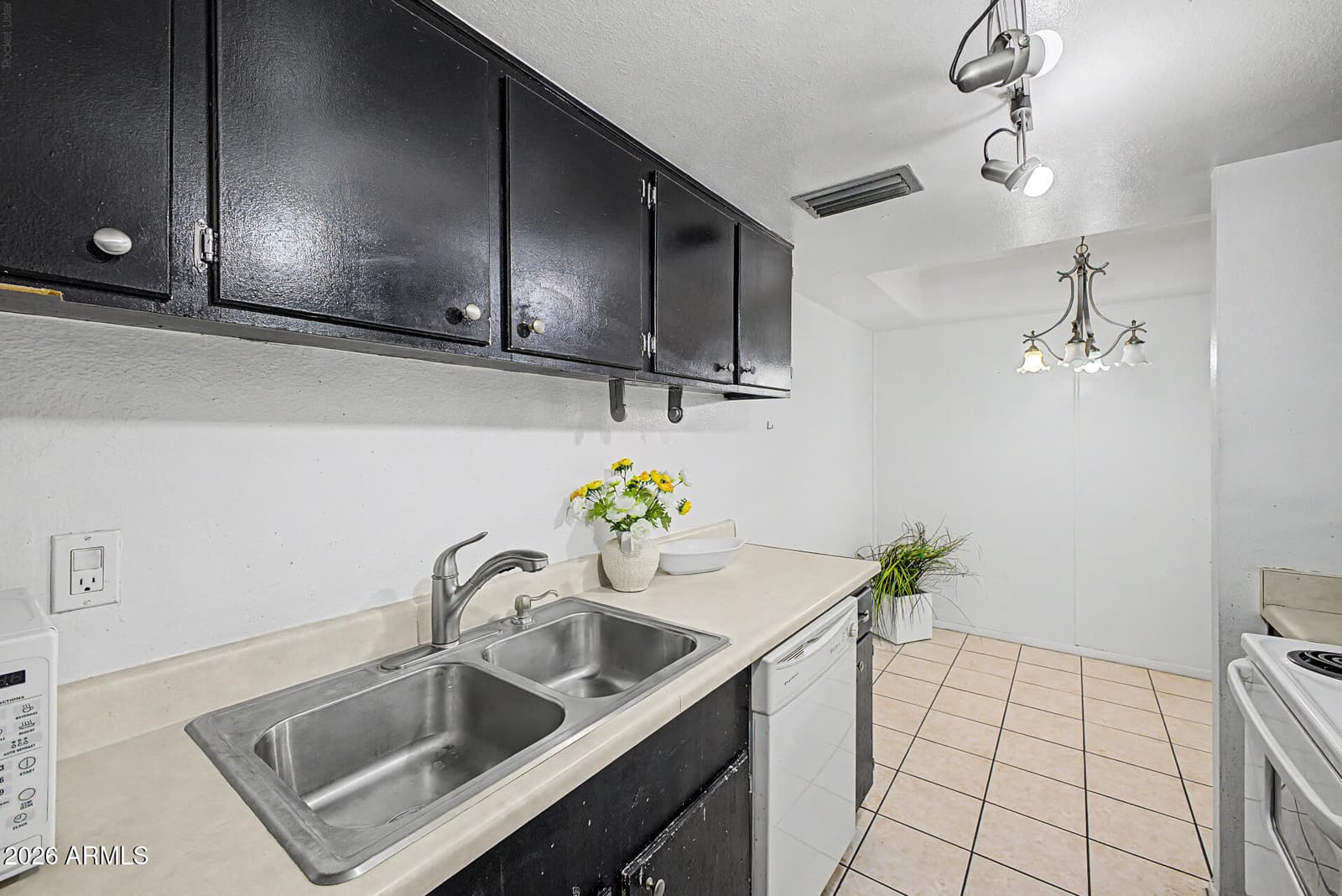 14221 N 54th Drive, Glendale, AZ 85306 — photo 10 of 32