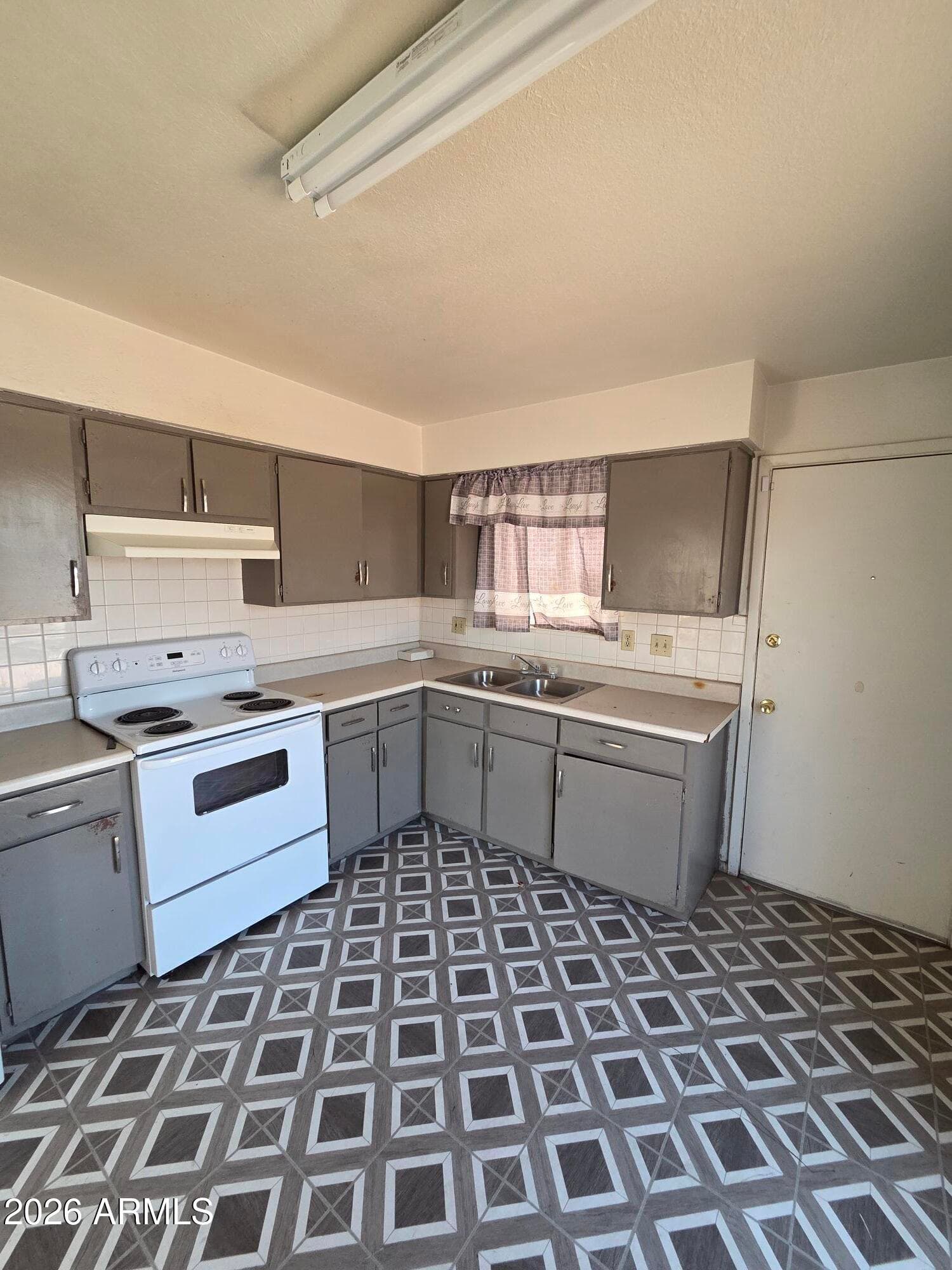309 W Desert Drive, Phoenix, AZ 85041 — photo 4 of 11