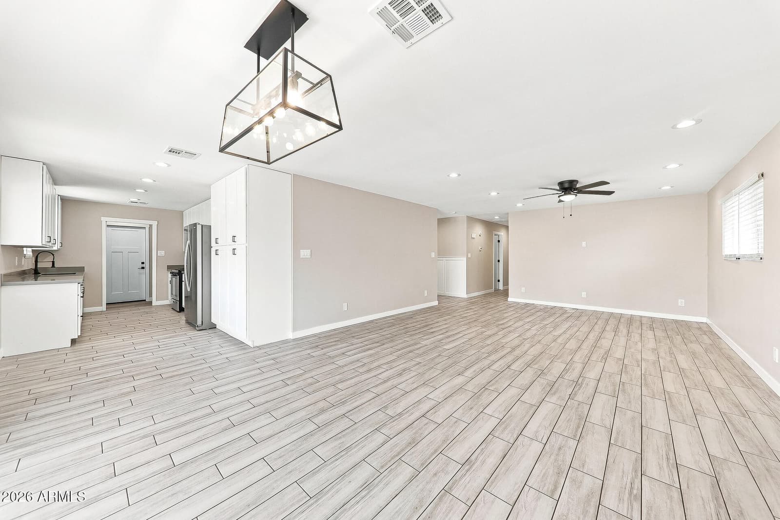 13828 N 33rd Avenue, Phoenix, AZ 85053 — photo 4 of 21