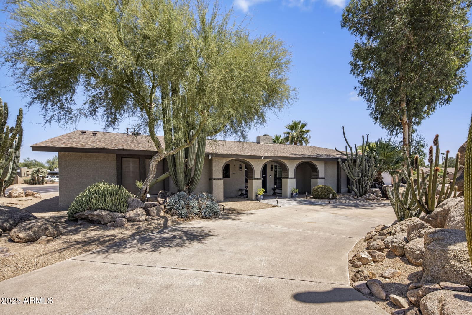 852 W Caribbean Lane, Phoenix, AZ 85023 — photo 1 of 34