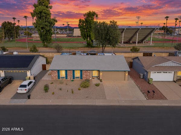 9425 N 63rd Drive, Glendale, AZ 85302 — photo 1 of 32