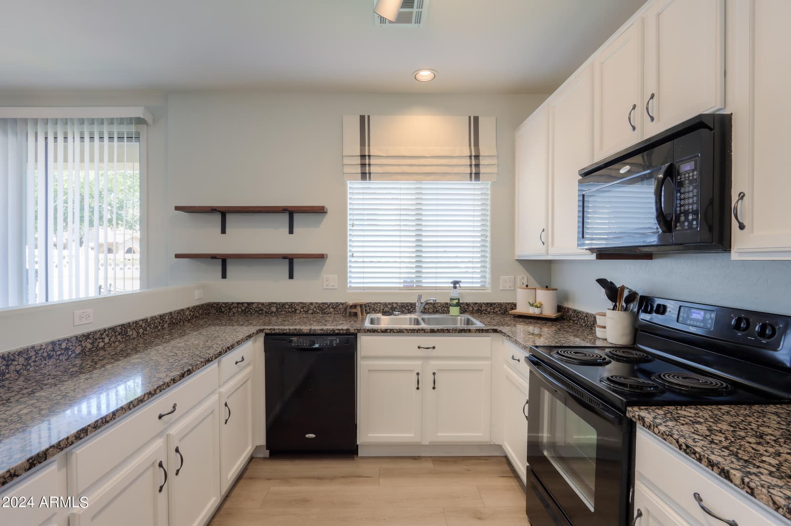 986 S Hawk Lane, Gilbert, AZ 85296 — photo 13 of 38