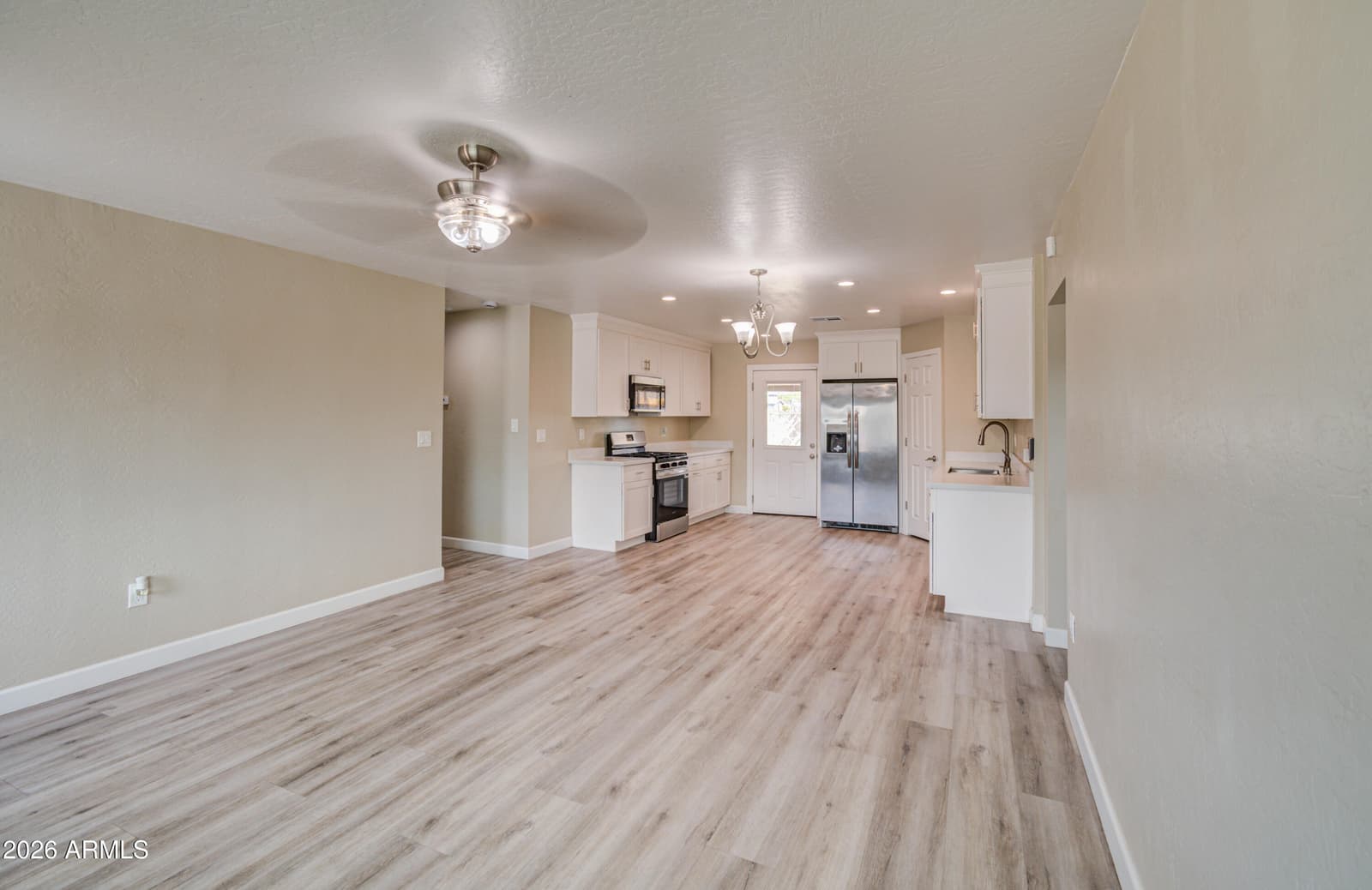3245 N 43rd Avenue N, Phoenix, AZ 85031 — photo 8 of 44