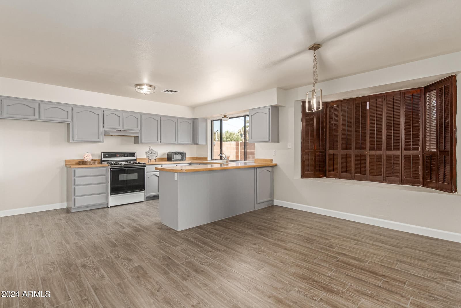9641 N 13TH Avenue, Phoenix, AZ 85021 — photo 10 of 24