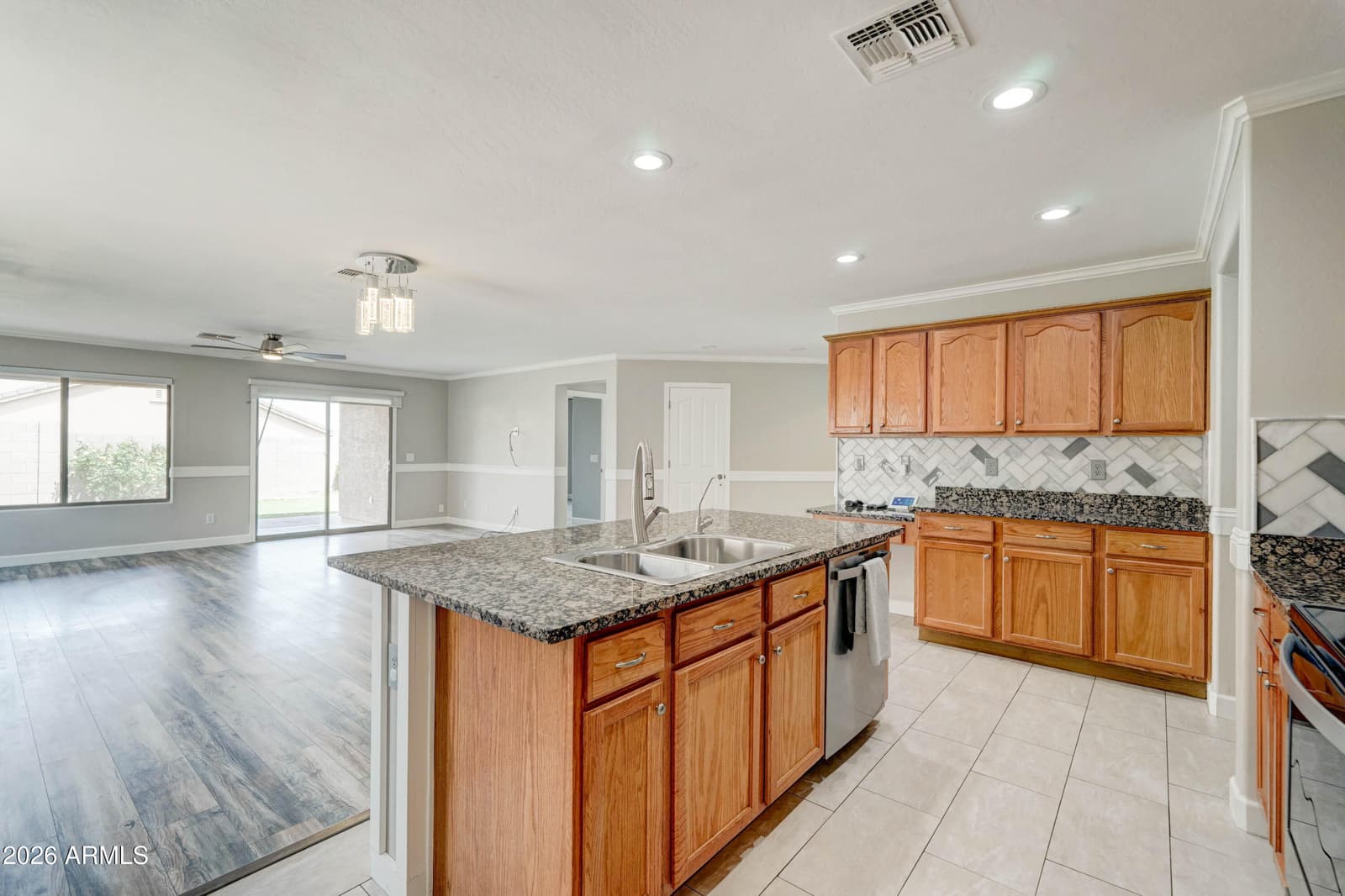 928 W DESERT HILLS Drive, San Tan Valley, AZ 85143 — photo 14 of 31