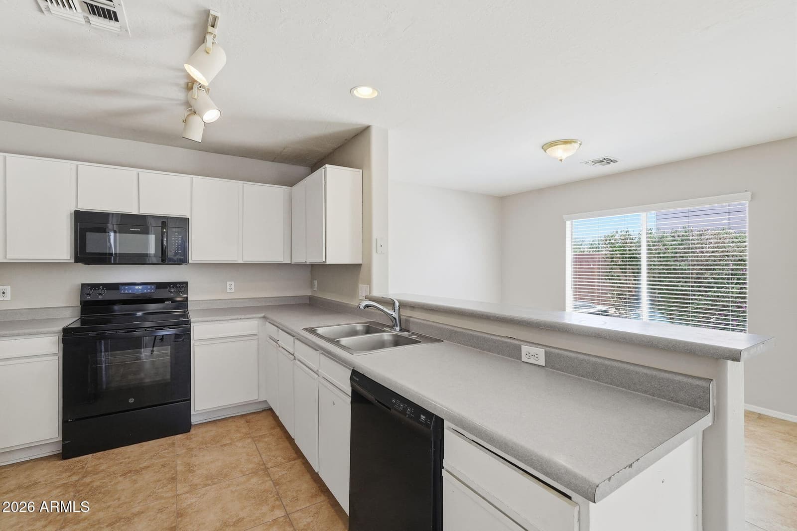 11239 W ROMA Avenue, Phoenix, AZ 85037 — photo 8 of 36