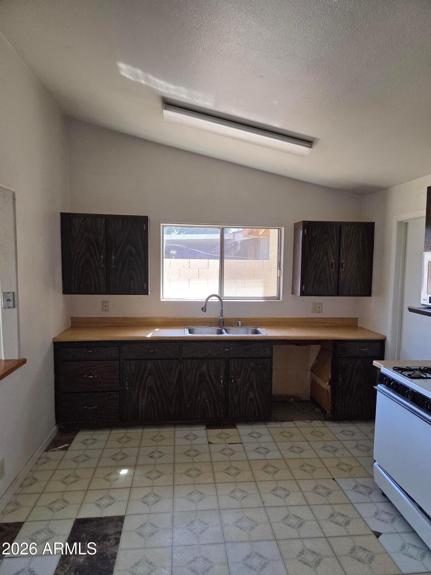 3645 W Diana Avenue, Phoenix, AZ 85051 — photo 3 of 17