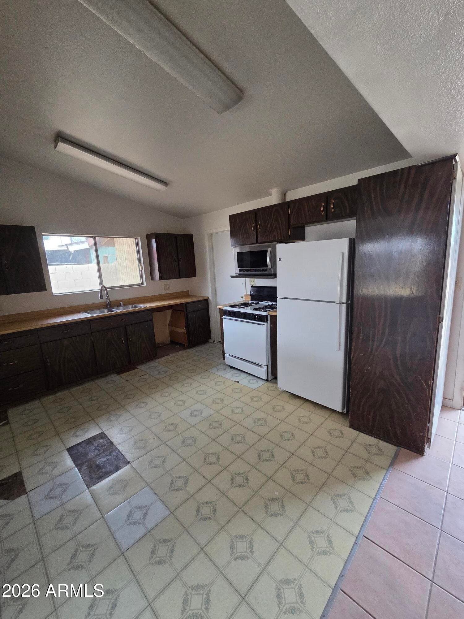 3645 W Diana Avenue, Phoenix, AZ 85051 — photo 4 of 17