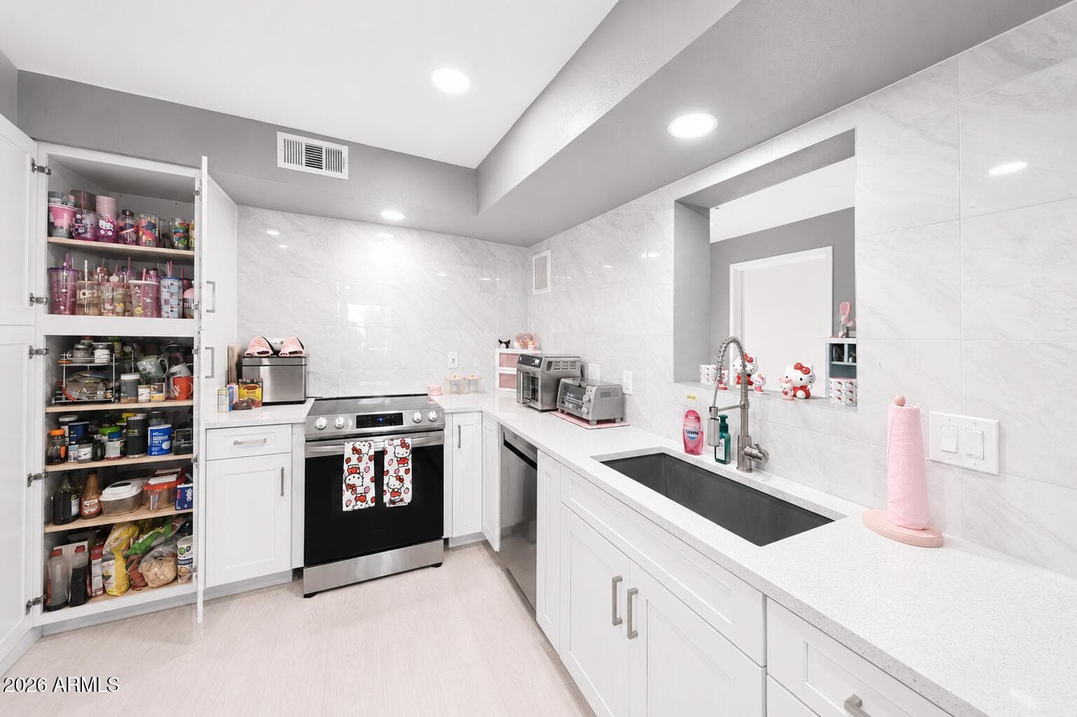 2209 N RECKER Road, Mesa, AZ 85215