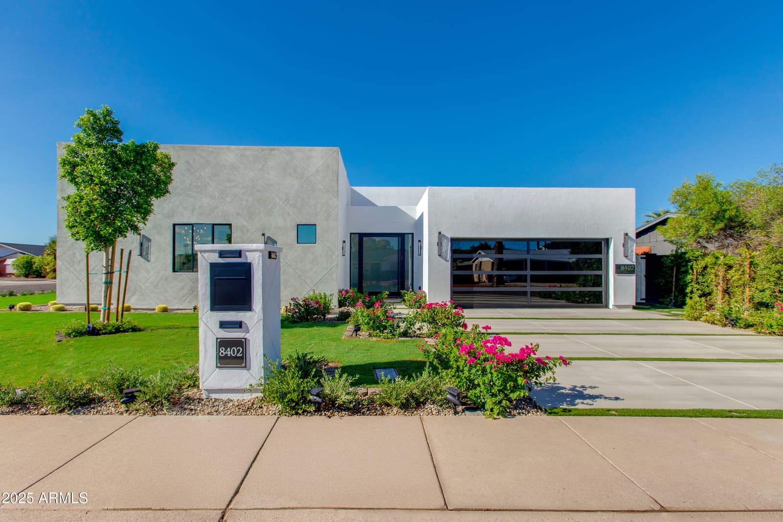 8402 E HEATHERBRAE Drive, Scottsdale, AZ 85251 — photo 8 of 60