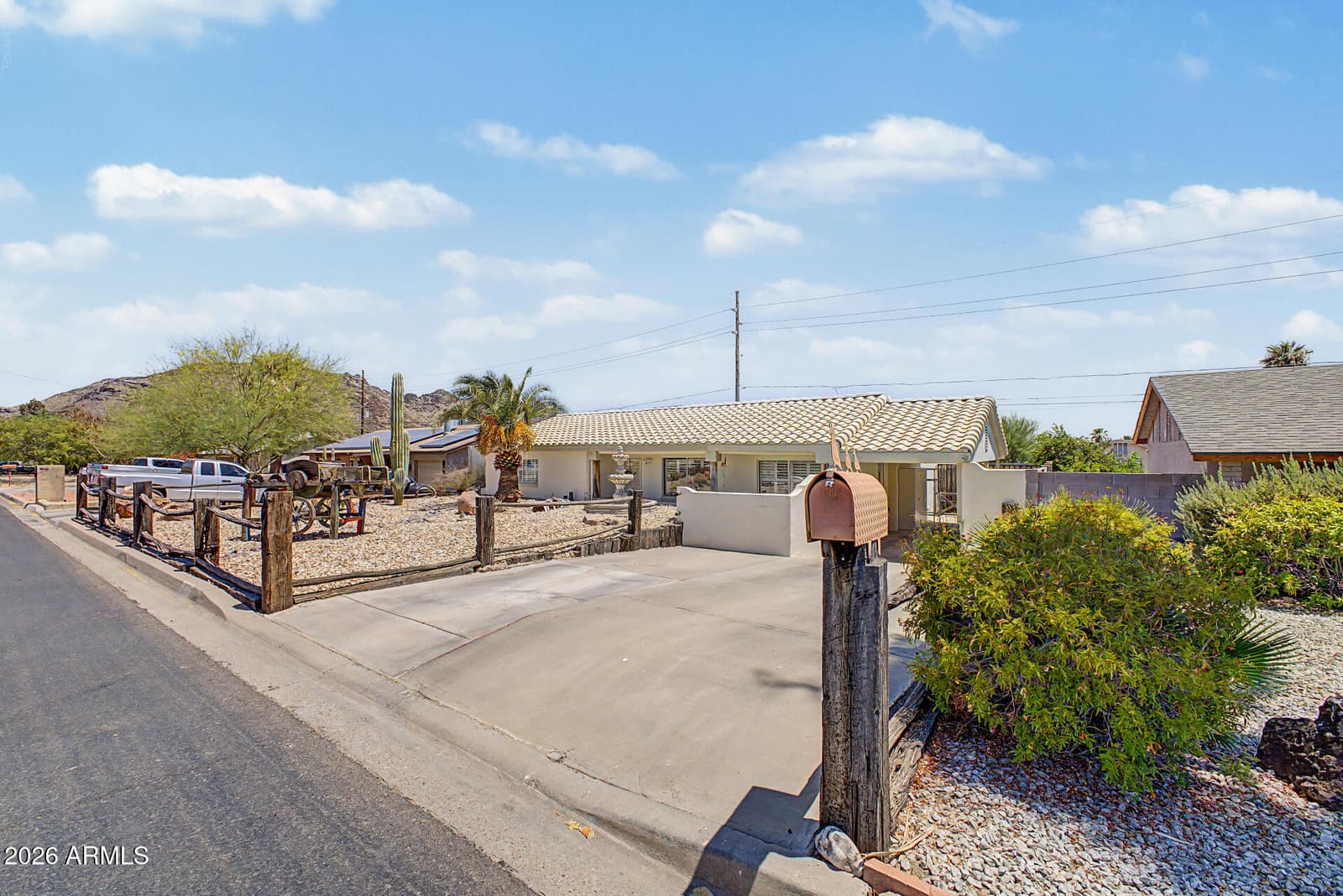 1229 E MERCER Lane, Phoenix, AZ 85020 — photo 6 of 32