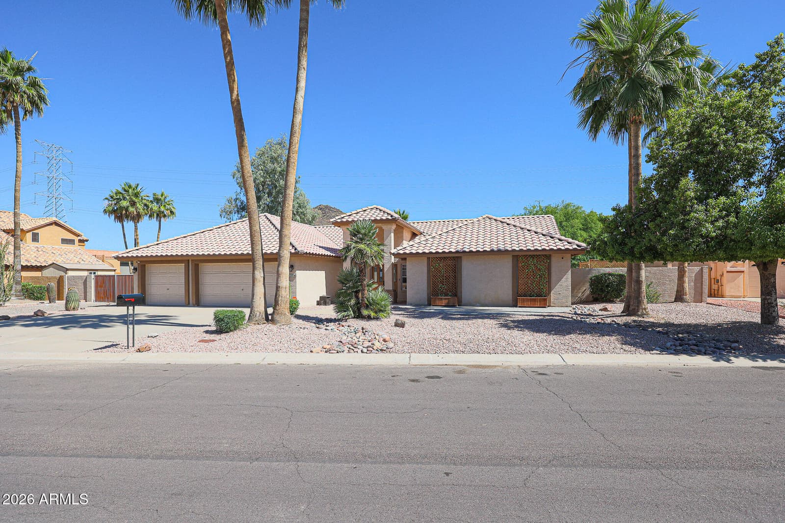 5542 W NORTHWOOD Drive, Glendale, AZ 85310 — photo 3 of 40