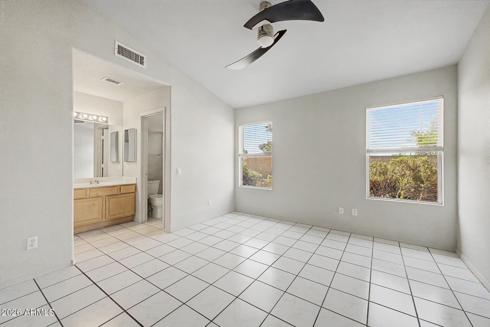 297 W WASHINGTON Avenue, Gilbert, AZ 85233 — photo 6 of 27