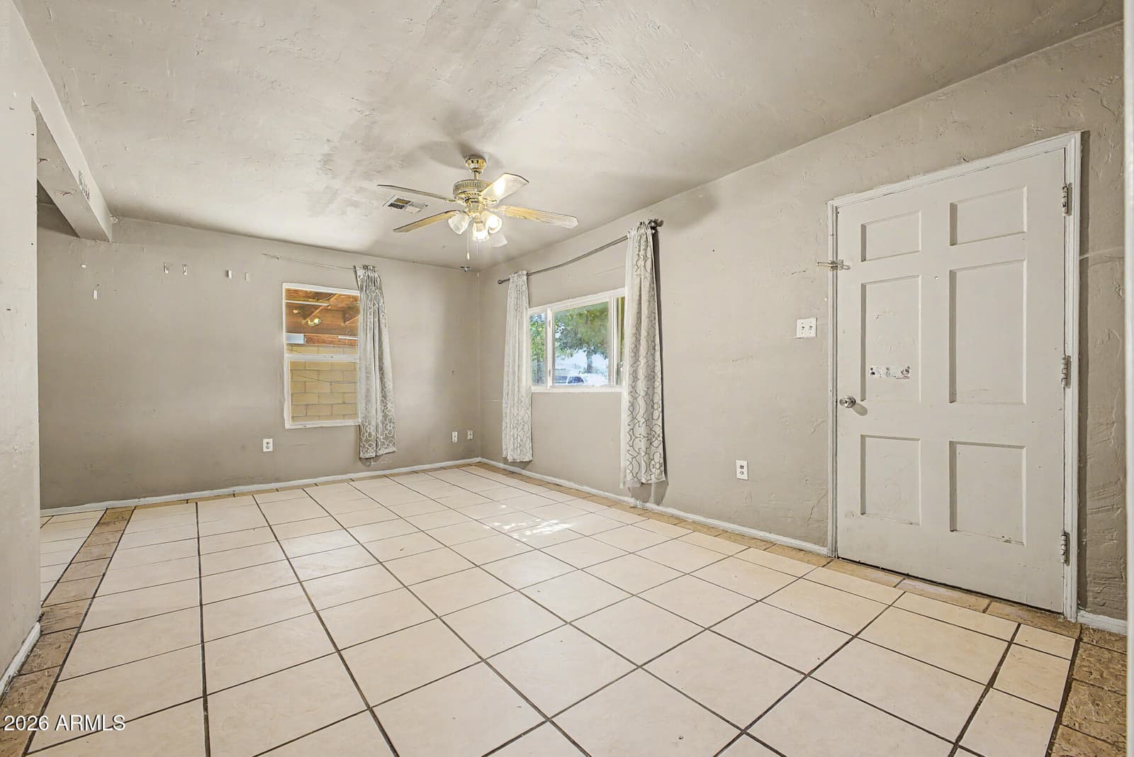 6435 S 5TH Avenue, Phoenix, AZ 85041 — photo 4 of 33