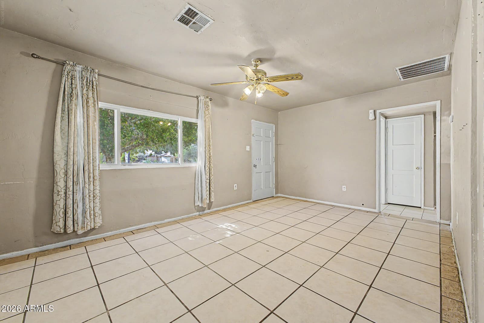 6435 S 5TH Avenue, Phoenix, AZ 85041 — photo 5 of 33
