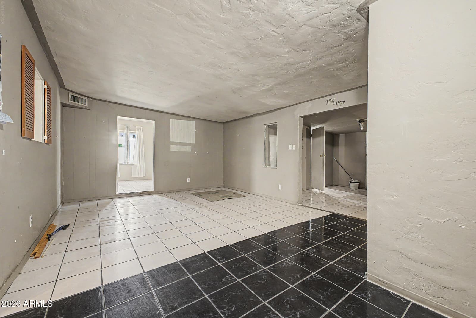 6435 S 5TH Avenue, Phoenix, AZ 85041 — photo 7 of 33