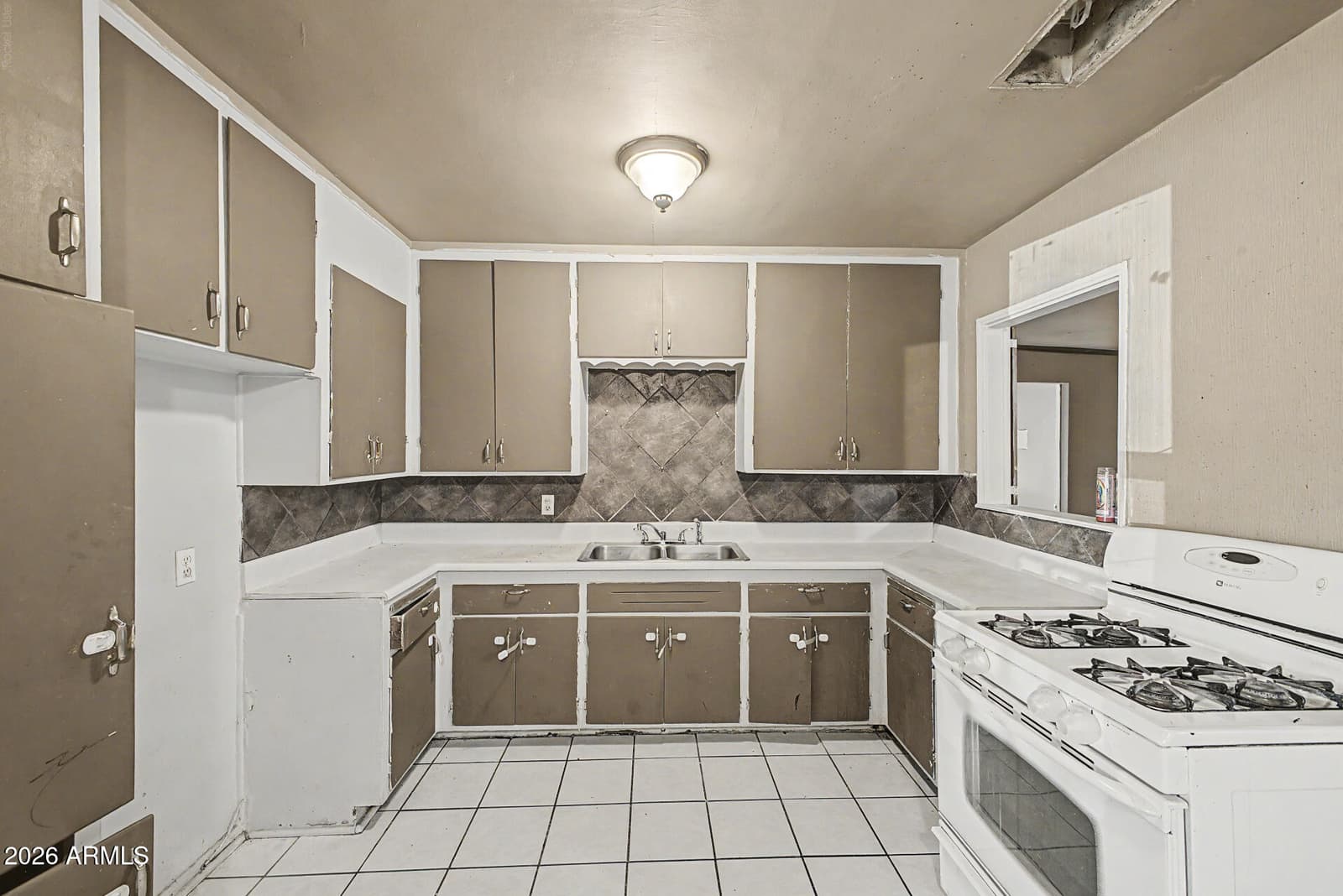 6435 S 5TH Avenue, Phoenix, AZ 85041 — photo 8 of 33